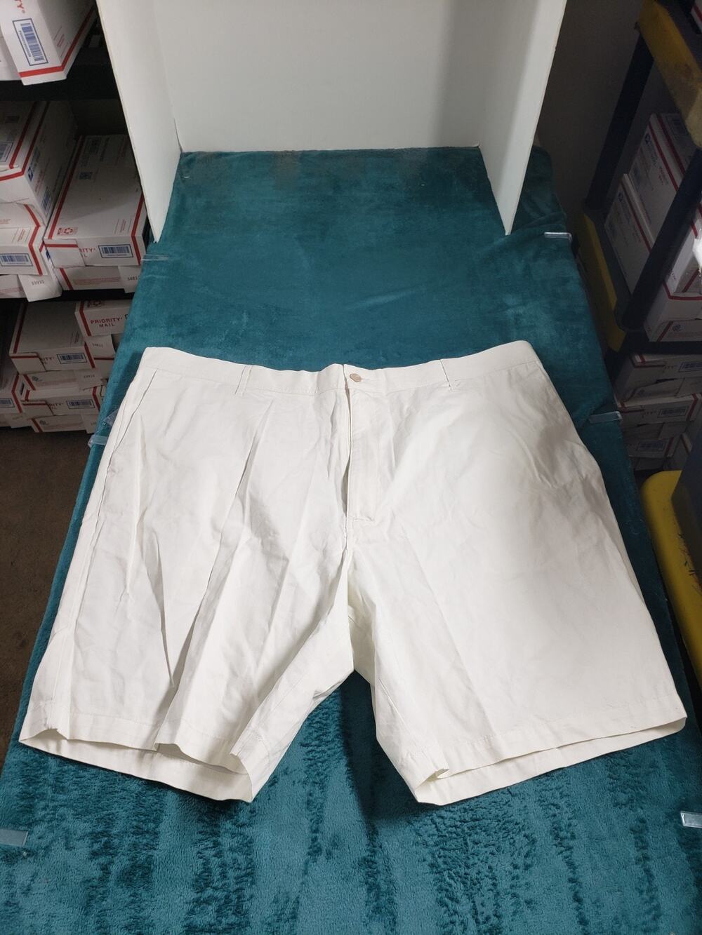 Claiborne Shorts Size 48 Mens White Bermuda Beach Flat Stretch 9 Inch inseam NWT